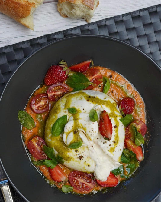 Burrata au coulis de tomates cerises et de fraises
