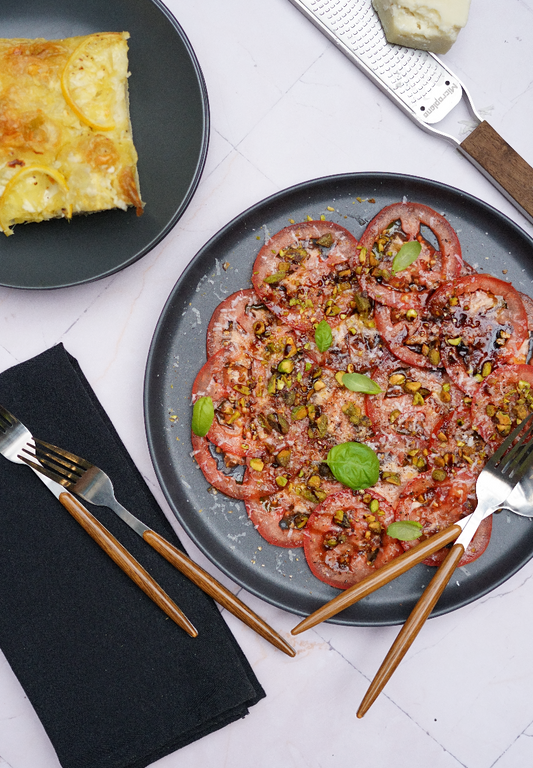 Carpaccio de tomates des champs jaunes et rouges, balsamique, pecorino et pistaches rôties