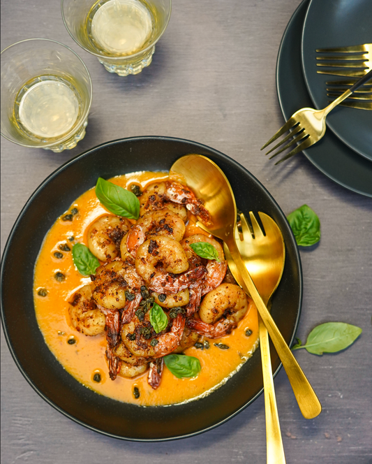 Poêlée de crevettes flambées au brandy, coulis de poivrons confits au safran