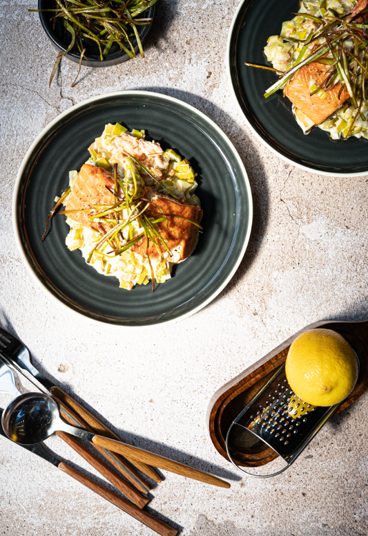 Pavé de saumon poêlé à la fondue de poireaux, saumon fumé et pomme