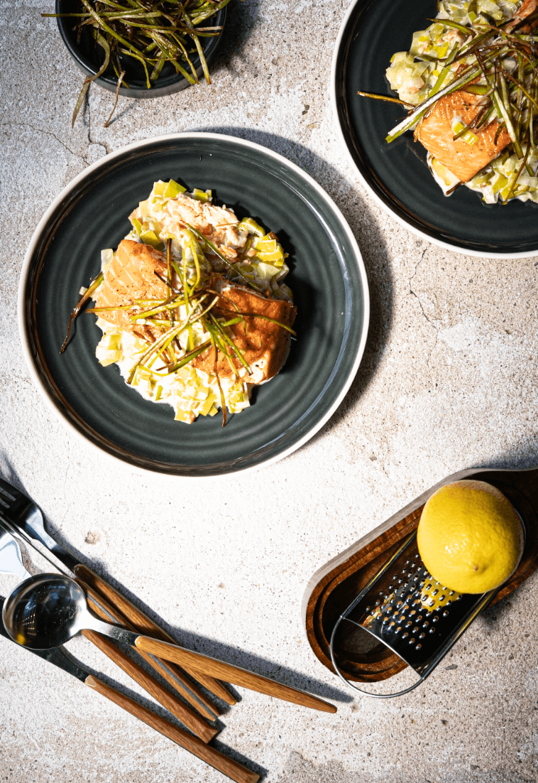 Pavé de saumon poêlé à la fondue de poireaux, saumon fumé et pomme