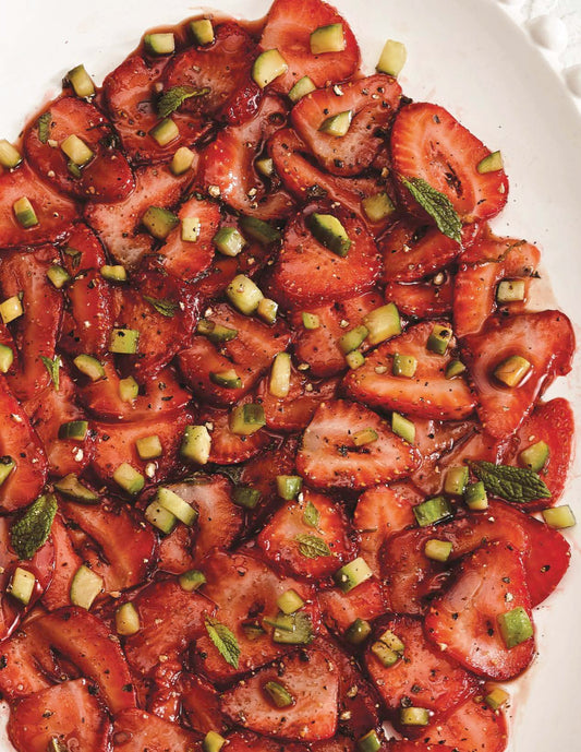 Carpaccio de fraises à la menthe, caramel de porto et poivres