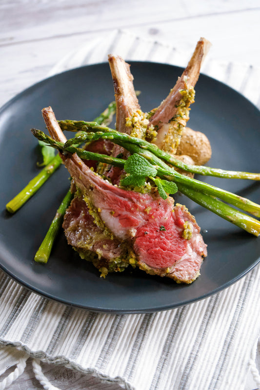 Carrés d’agneau en croûte de fines herbes, sauce à la menthe poivrée