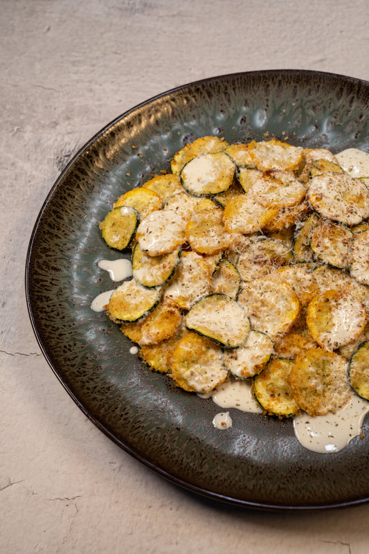 Chips de courgettes et crème de parmesan à l’ail