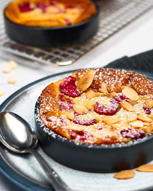 Clafouti aux framboises, chocolat blanc et amaretto québécois
