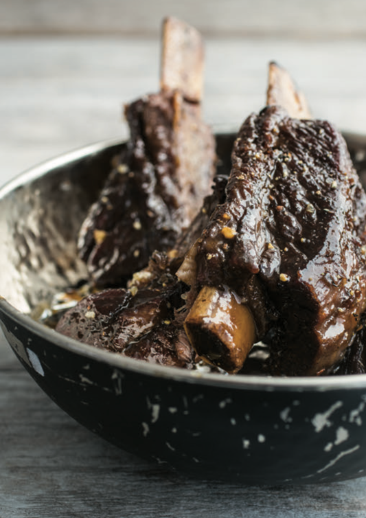Short rib de bœuf braisées et glacées au rhum, à l’érable et à l’ail