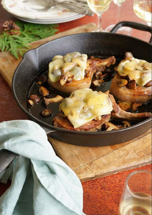 Côtelettes de porc, champignons au beurre à l’ail et fromage raclette