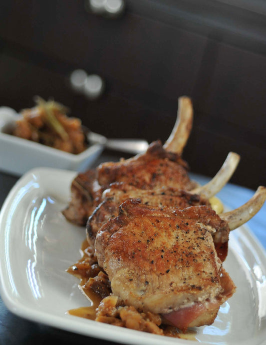 Côtes de porc farcies au vieux cheddar et au jambon cru, chutney moelleux aux figues