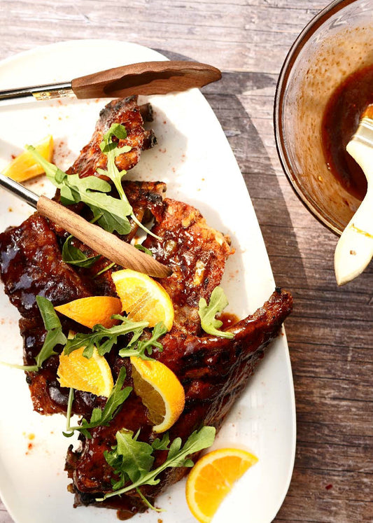 Côtes levées à l’étouffée au rub épicé, sauce BBQ, abricot et Cognac