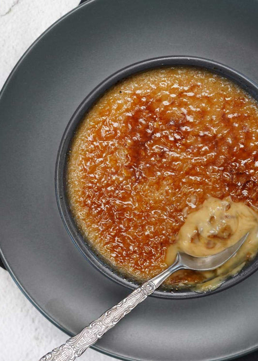 Crème brûlée à l’ail noir, érable et café