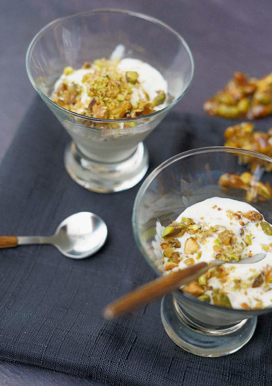Crème glacée au yogourt grec, miel de fleurs et éclats de pistaches caramélisées