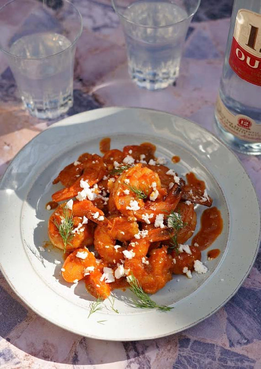 Crevettes flambées à l’ouzo, tomates cerises et feta émiettée