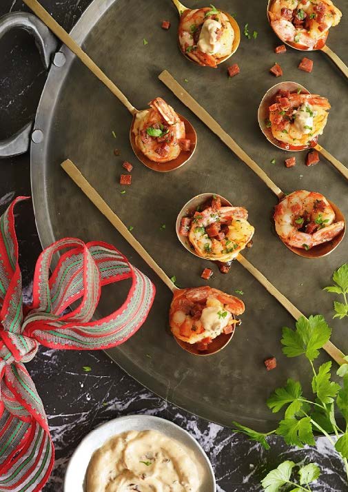 Crevettes poêlées à l’ail et persil, crumble de chorizo croustillant, sauce chipotle à la crème sure