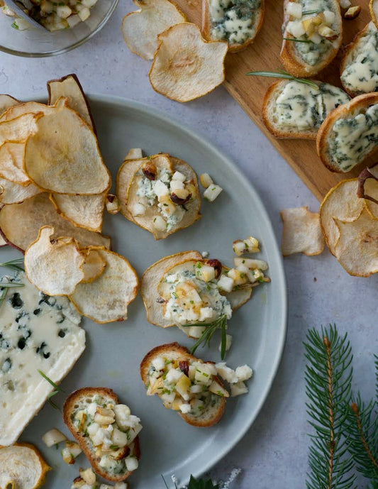 Crostini de poires déshydratées, fromage bleu et salsa de poires
