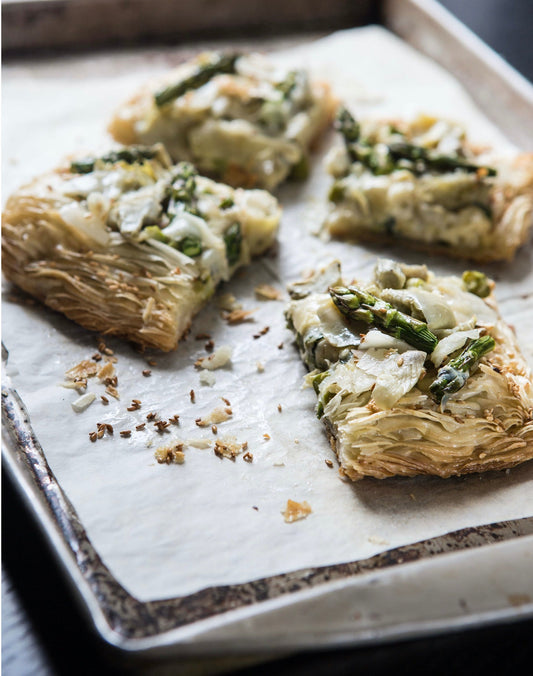 Feuilleté aux artichauts, asperges grillées et chèvre noir