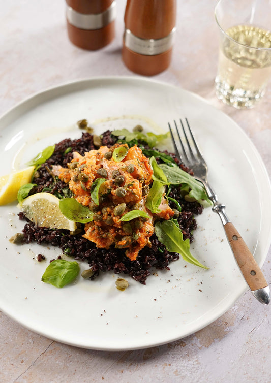 Filet de saumon rôti au pesto rosso, câpres, zestes et basilic