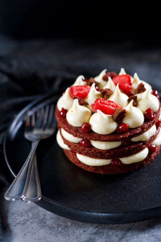 Gâteau à la betterave, chocolat, café et framboises