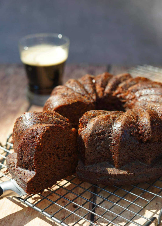 Gâteau à la bière foncée et au gingembre frais