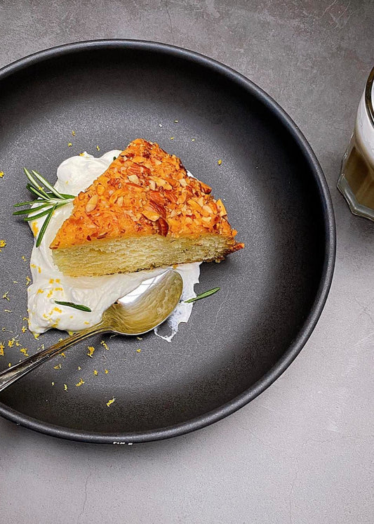 Gâteau au citron, amandes et sirop au romarin