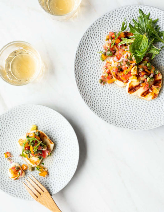 Halloumi poêlé, salsa de pêches, tomates et menthe