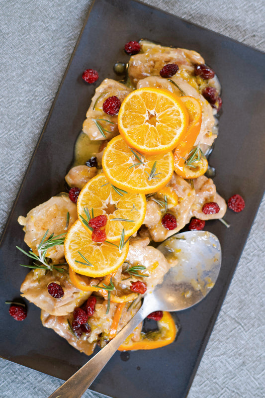 Hauts de cuisses de volaille, clémentine, canneberges séchées et romarin