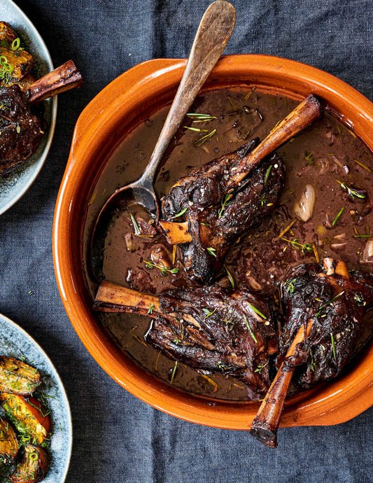 Jarrets d’agneau aux parfums de Provence braisés longuement