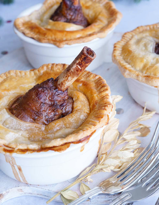 Jarrets d’agneau, vin rouge et tomates en pâte feuilletée