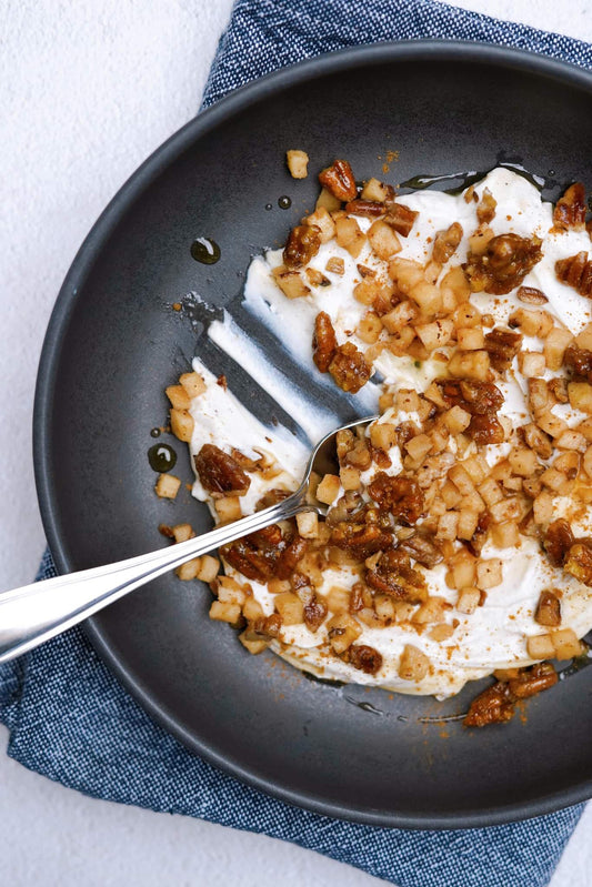Labneh aux épices, pommes à l’érable et pacanes