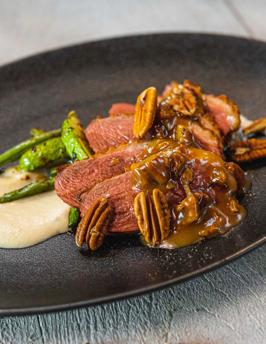 Magret de canard poêlé au whisky, érable et pacanes épicés