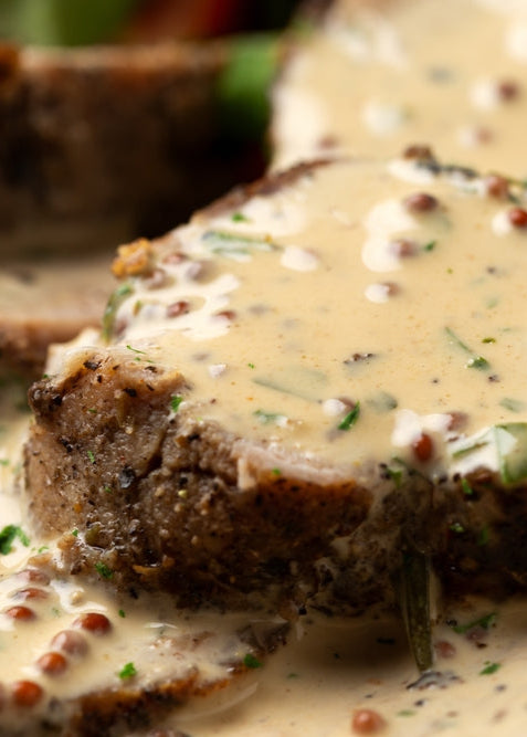 Mignons de porc poêlés au gras de canard, douce dijonnaise au gouda fumé