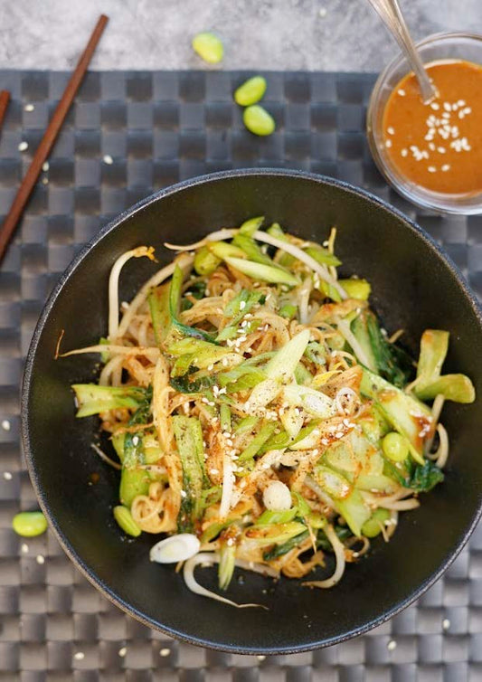 Nouilles sautées aux fèves germées, edamames, bok choy et sauce crémeuse au sésame