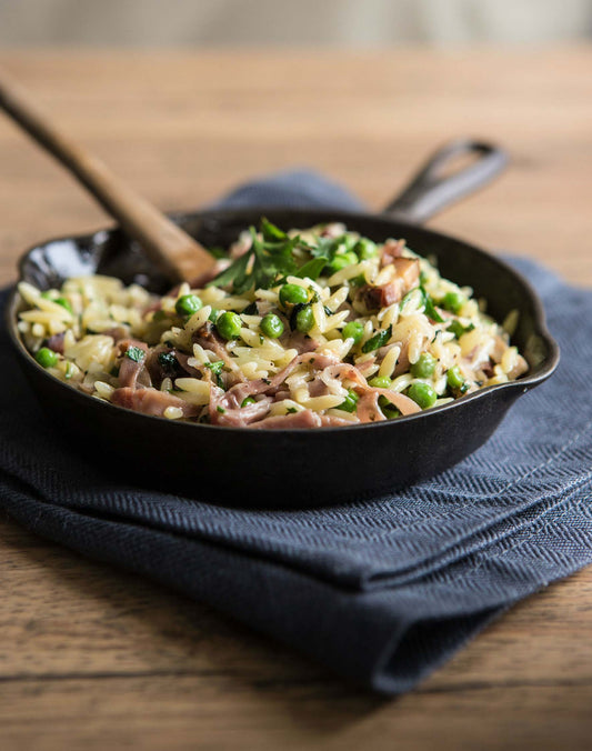 Orzo aux lardons et aux petits pois, beurre aux herbes et effiloché de jambon de Parme
