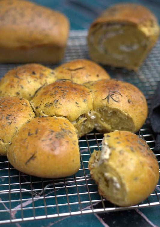 Pain brioché à la citrouille, fromage de chèvre et herbes fraîches