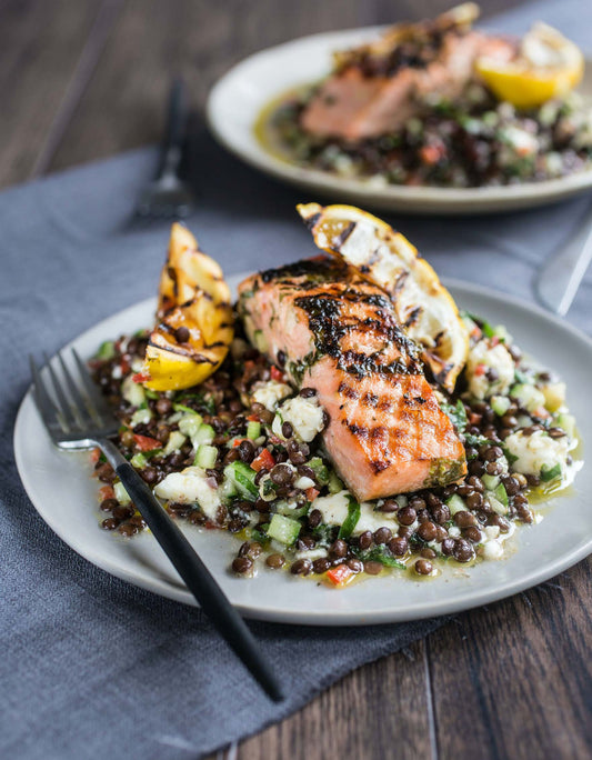 Pavés de saumon grillés, salade tiède de lentilles aux parfums de la méditerranée