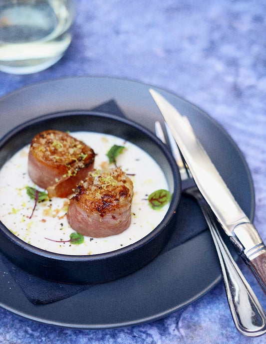 Pétoncles poêlés en croûte de prosciutto, crémeuse aux gingembre, érable et lime