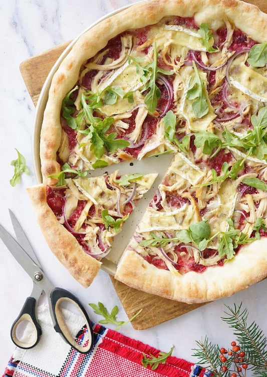 Pizza aux restes de dinde, sauce canneberge, fromage de brie