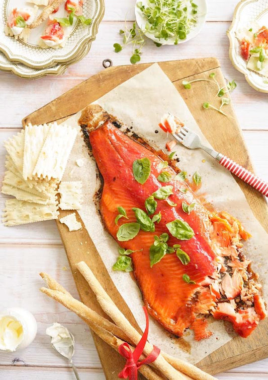 Planche de filet de truite grillée betterave et cassonade, servis avec crème fraîche et craquelins