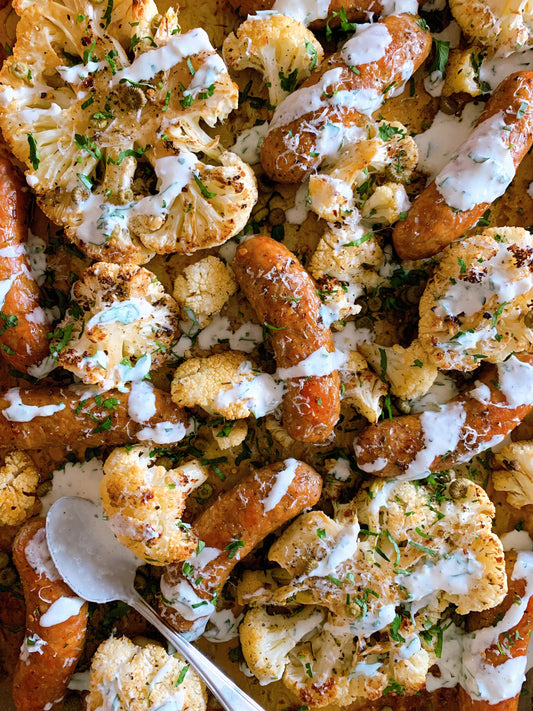 Plaque de chou-fleur et saucisses rôties, sauce au babeurre