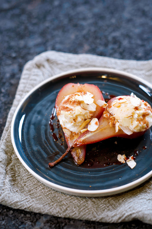 Poire pochée au caramel de vin rouge et ricotta au miel