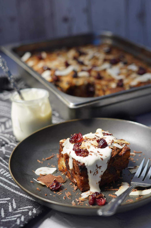Pouding au pain au chocolat noir, canneberges et noix de coco
