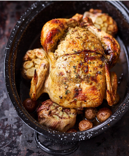 Poulet rôti aux quatre têtes d'ail aux herbes et au citron