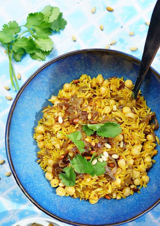 Riz au safran à la grecque, pois chiches et oignons caramélisés