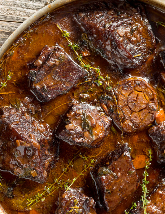 Rôti de palette aux échalotes, vin rouge et aromates braisé longuement