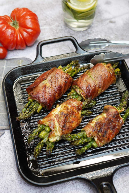 Roulé d’escalopes de blanc de volaille, prosciutto, fromage fumé et asperges