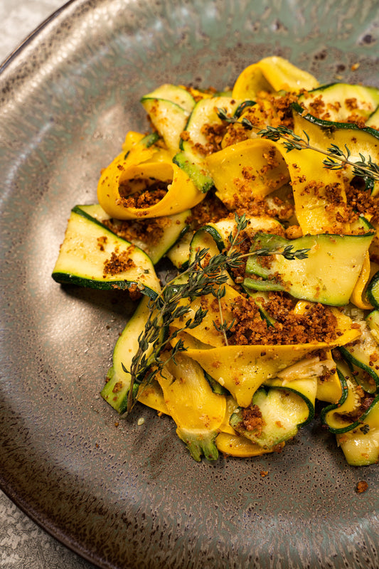 Rubans de courgettes sautées et croquant de chapelure assaisonnée