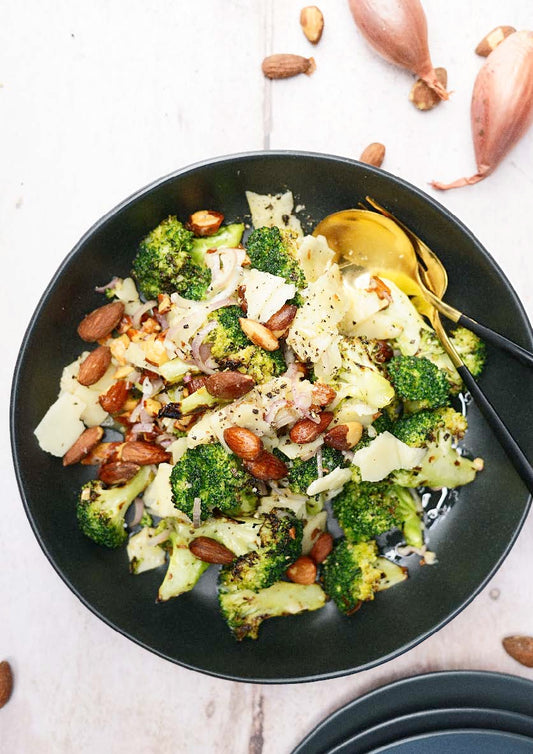 Salade de brocoli grillé, vieux cheddar et amandes fumées