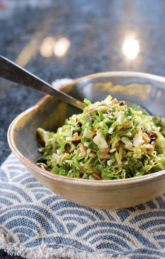 Salade de choux de Bruxelles, canneberges et amandes rôties
