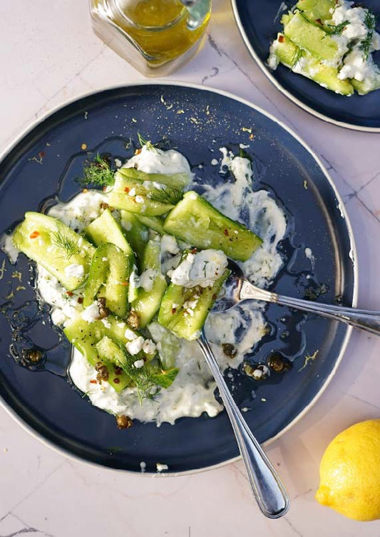 Salade de concombre écrasé à l’aneth, yaourt grec et zeste de citron