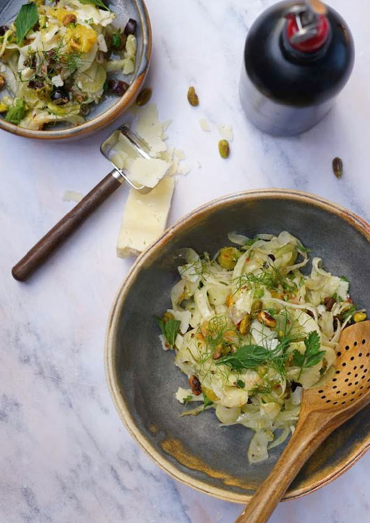 Salade de fenouil émincée, orange, olives et pistache