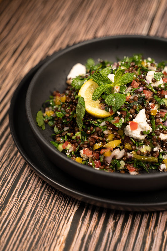 Salade de lentilles Beluga à la méditerranéenne, comme un taboulé